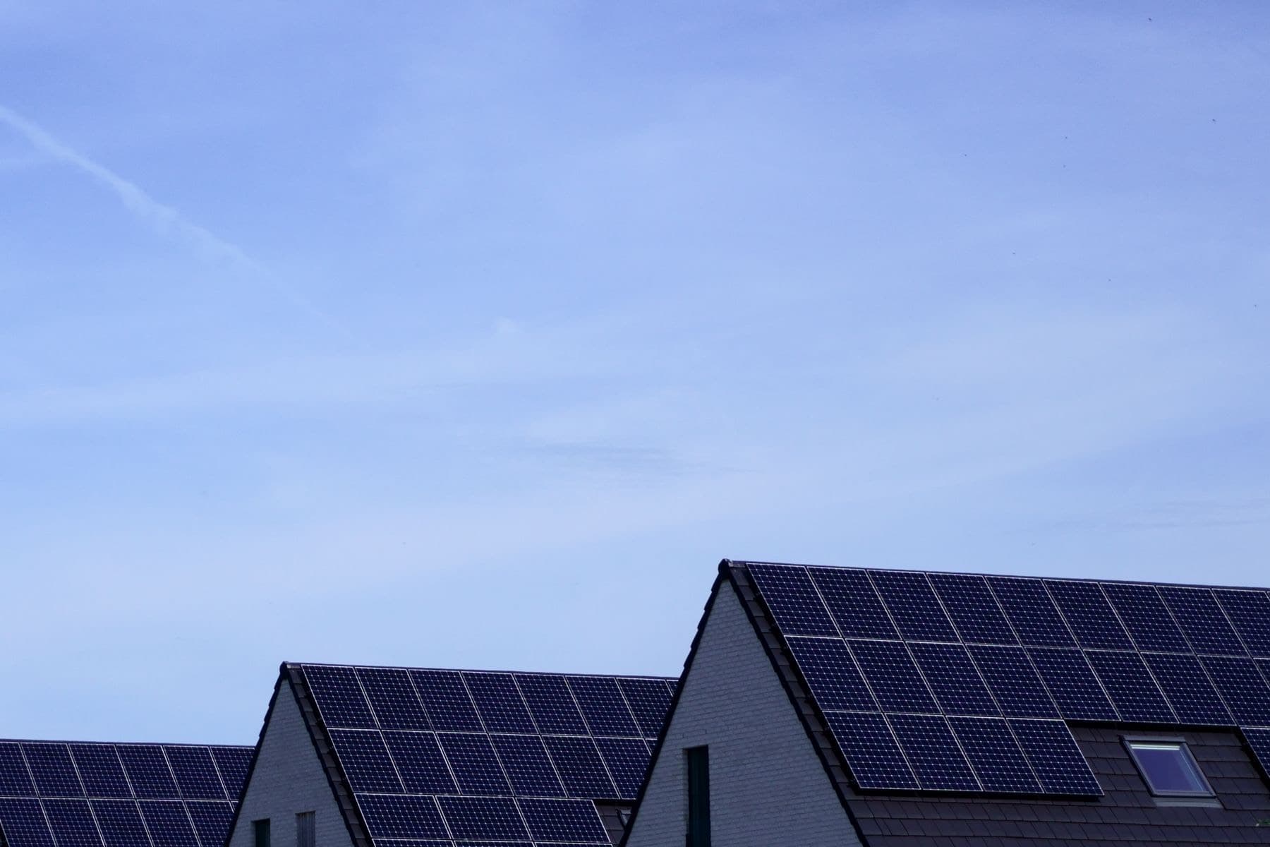 Photovoltaikanlage auf dem Dach eines Einfamilienhauses